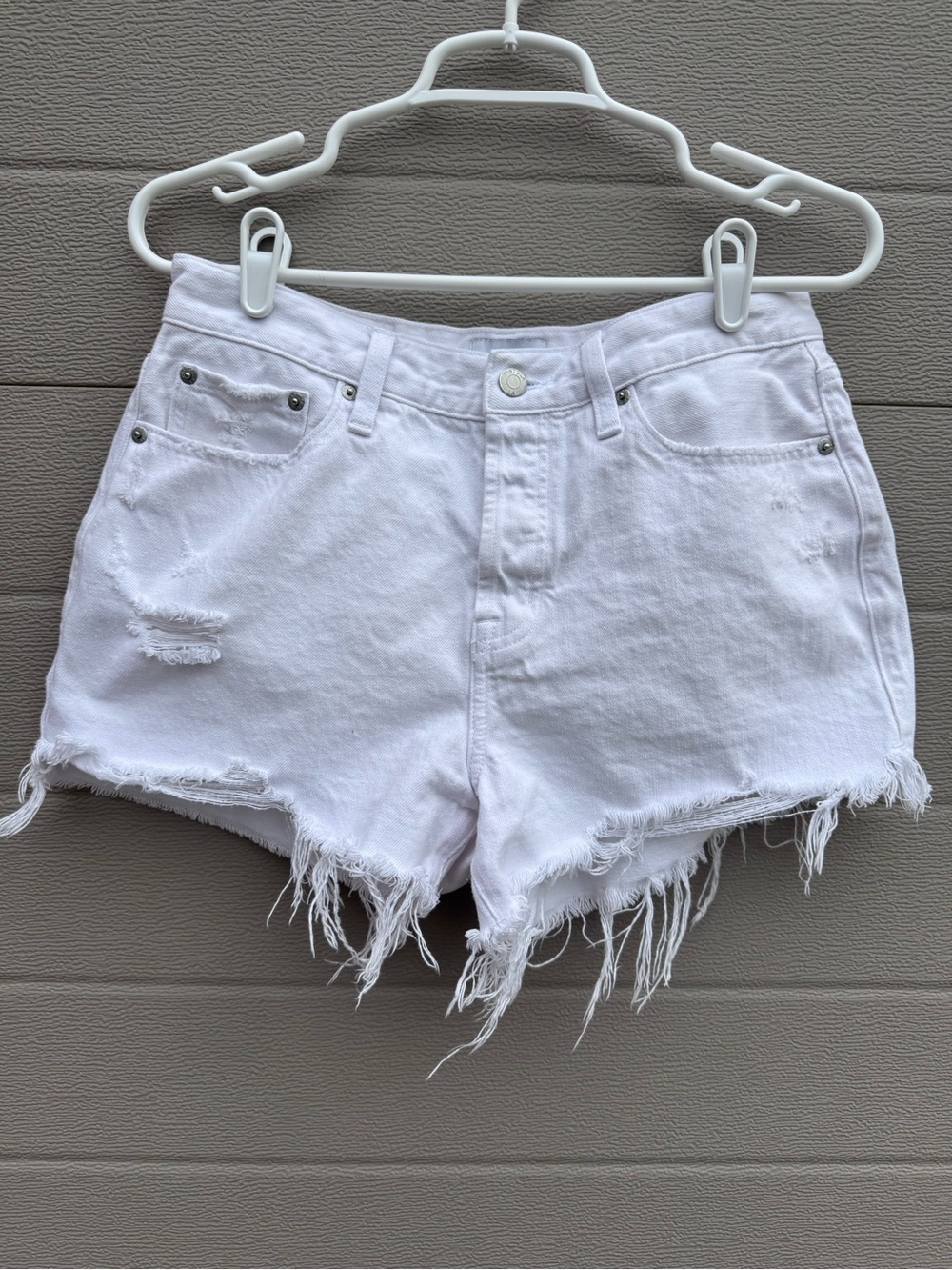 PISTOLA 💕 white distressed shorts. SIZE 29